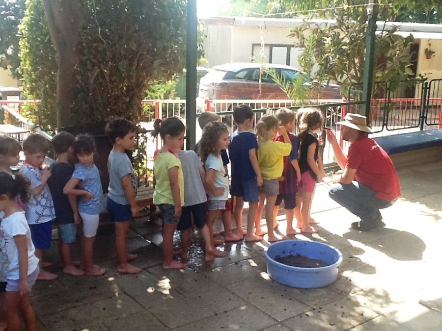 ילדי גן "הדס" דורכים יין קיץ 2017