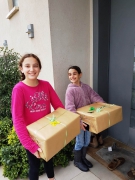 ילדי המרחבים נותנים חבילות לחיילות ולחיילים(3 תמונות)